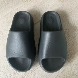 YEEZY SLIDES Women’s Size 8